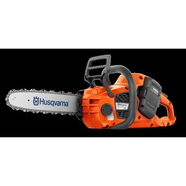 The Husqvarna 340i is a powerful yet lightweight universal battery chainsaw with a large cutting capacity for versatile use such as felling trees