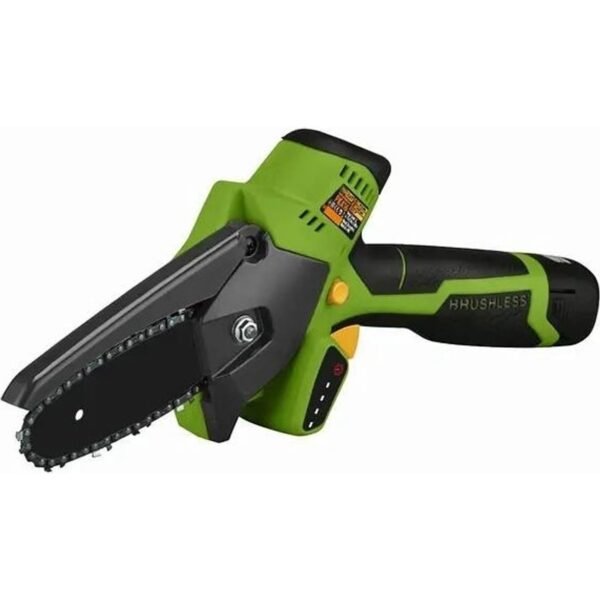 Thanks to its compact dimensions, the AKU one-handed chainsaw is a useful helper when pruning trees and bushes when working in a limited space